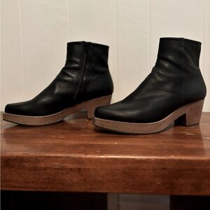 The Kabuki Clog in Black slightly loved